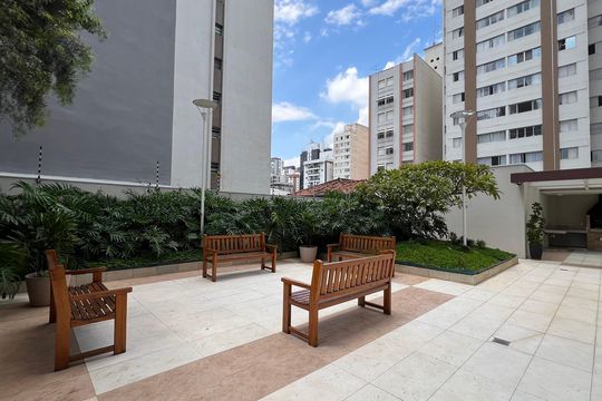 Compra apartamento em Pinheiros: 2 suítes, varanda gourmet, academia e piscina no condomínio. — Área comum