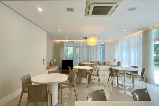 Compra apartamento em Pinheiros: 2 suítes, varanda gourmet, academia e piscina no condomínio. — Área comum