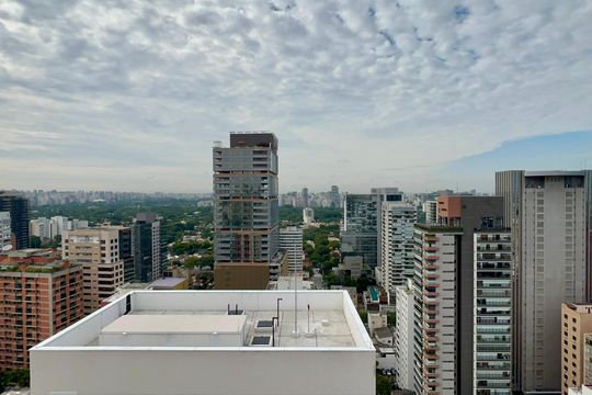 Compra apartamento em Pinheiros: 2 suítes, varanda gourmet, academia e piscina no condomínio. — Vista da Varanda da Sala