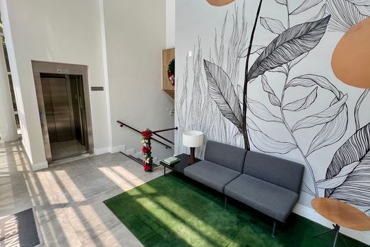 Compra apartamento em Pinheiros: 2 suítes, varanda gourmet, academia e piscina no condomínio. — Hall de entrada