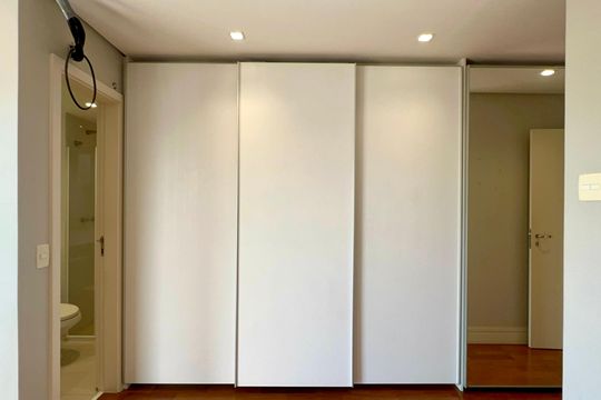 Compra apartamento em Pinheiros: 2 suítes, varanda gourmet, academia e piscina no condomínio. — Suíte 2