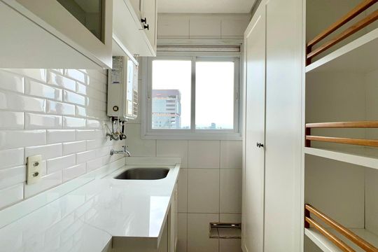Compra apartamento em Pinheiros: 2 suítes, varanda gourmet, academia e piscina no condomínio. — Área de Serviço