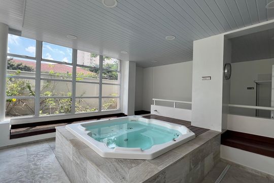 Compra apartamento em Pinheiros: 2 suítes, varanda gourmet, academia e piscina no condomínio. — Hidromassagem