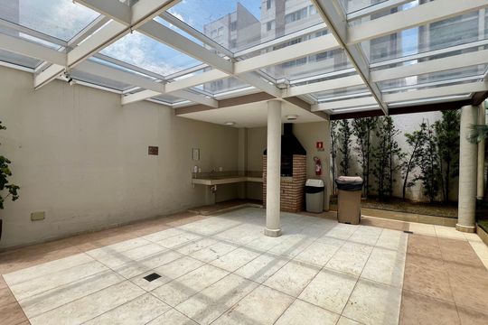 Compra apartamento em Pinheiros: 2 suítes, varanda gourmet, academia e piscina no condomínio. — Área comum - Churrasqueira