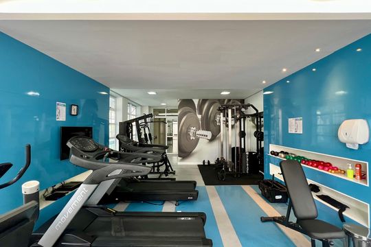 Compra apartamento em Pinheiros: 2 suítes, varanda gourmet, academia e piscina no condomínio. — Área comum