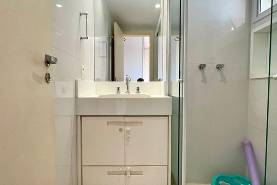 Compra apartamento em Pinheiros: 2 suítes, varanda gourmet, academia e piscina no condomínio. — Banheiro da Suíte 1
