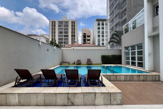 Compra apartamento em Pinheiros: 2 suítes, varanda gourmet, academia e piscina no condomínio. — Área comum