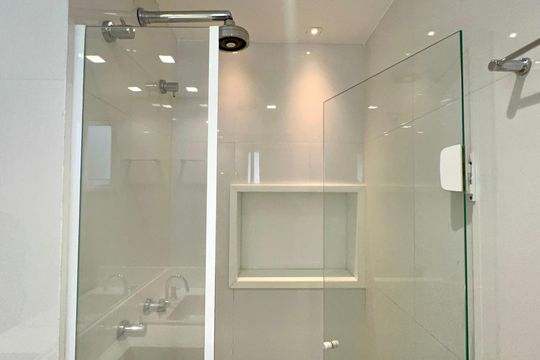 Compra apartamento em Pinheiros: 2 suítes, varanda gourmet, academia e piscina no condomínio. — Banheiro da Suíte 2