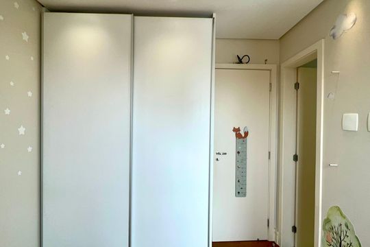 Compra apartamento em Pinheiros: 2 suítes, varanda gourmet, academia e piscina no condomínio. — Suíte 1
