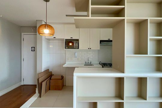 Compra apartamento em Pinheiros: 2 suítes, varanda gourmet, academia e piscina no condomínio. — Cozinha