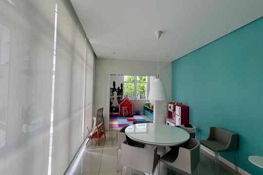 Compra apartamento em Pinheiros: 2 suítes, varanda gourmet, academia e piscina no condomínio. — Área comum