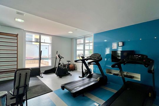 Compra apartamento em Pinheiros: 2 suítes, varanda gourmet, academia e piscina no condomínio. — Área comum