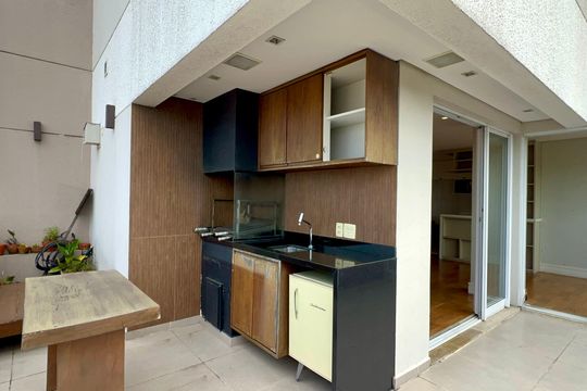 Compra apartamento em Pinheiros: 2 suítes, varanda gourmet, academia e piscina no condomínio. — Varanda da Sala