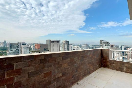 Compra apartamento em Pinheiros: 2 suítes, varanda gourmet, academia e piscina no condomínio. — Varanda da Sala