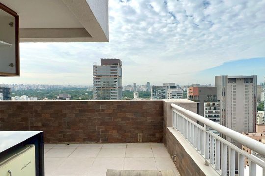 Compra apartamento em Pinheiros: 2 suítes, varanda gourmet, academia e piscina no condomínio. — Varanda da Sala