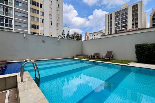 Compra apartamento em Pinheiros: 2 suítes, varanda gourmet, academia e piscina no condomínio. — Área comum