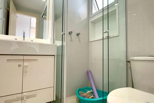 Compra apartamento em Pinheiros: 2 suítes, varanda gourmet, academia e piscina no condomínio. — Banheiro da Suíte 1