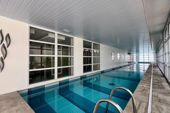 Compra apartamento em Pinheiros: 2 suítes, varanda gourmet, academia e piscina no condomínio. — Piscina Coberta