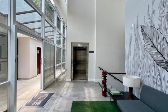 Compra apartamento em Pinheiros: 2 suítes, varanda gourmet, academia e piscina no condomínio. — Hall de entrada
