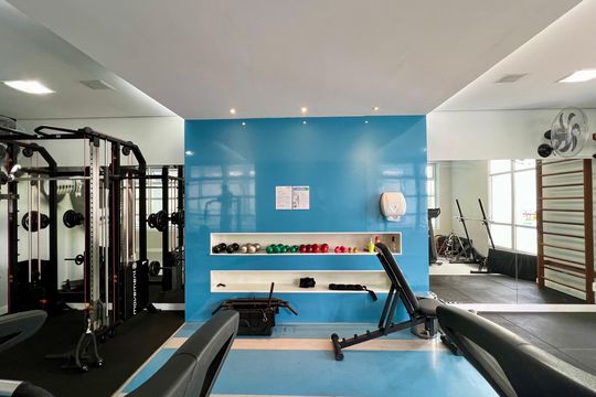 Compra apartamento em Pinheiros: 2 suítes, varanda gourmet, academia e piscina no condomínio. — Área comum