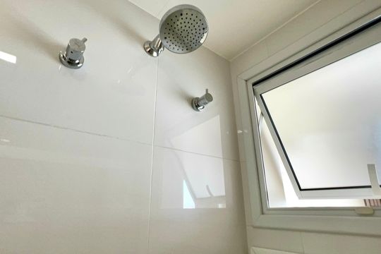 Compra apartamento em Pinheiros: 2 suítes, varanda gourmet, academia e piscina no condomínio. — Banheiro da Suíte 1