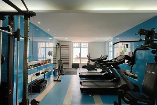 Compra apartamento em Pinheiros: 2 suítes, varanda gourmet, academia e piscina no condomínio. — Área comum