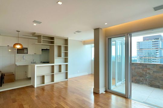 Compra apartamento em Pinheiros: 2 suítes, varanda gourmet, academia e piscina no condomínio. — Sala