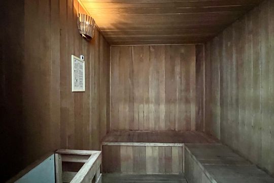 Compra apartamento em Pinheiros: 2 suítes, varanda gourmet, academia e piscina no condomínio. — Área comum