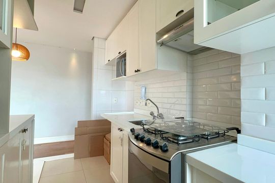 Compra apartamento em Pinheiros: 2 suítes, varanda gourmet, academia e piscina no condomínio. — Cozinha
