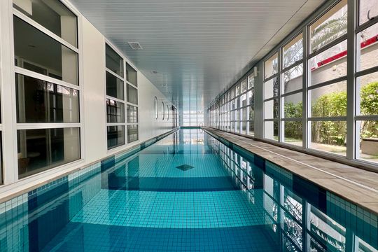 Compra apartamento em Pinheiros: 2 suítes, varanda gourmet, academia e piscina no condomínio. — Piscina Coberta