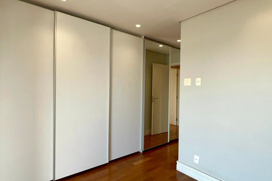 Compra apartamento em Pinheiros: 2 suítes, varanda gourmet, academia e piscina no condomínio. — Suíte 2