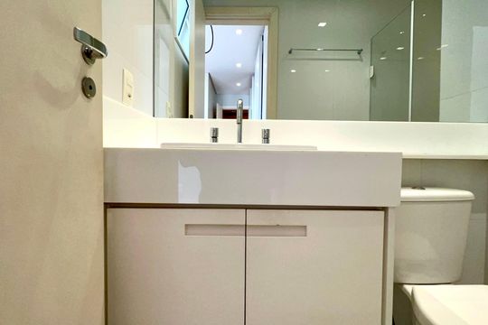 Compra apartamento em Pinheiros: 2 suítes, varanda gourmet, academia e piscina no condomínio. — Banheiro da Suíte 2