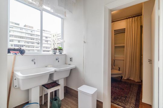 Comprar apartamento mobiliado com 2 quartos, varanda e jardim. Aceitam-se animais. — Área de Serviço