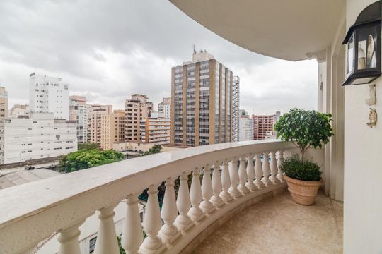 Comprar apartamento mobiliado com 2 quartos, varanda e jardim. Aceitam-se animais. — Varanda