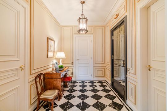 Comprar apartamento mobiliado com 2 quartos, varanda e jardim. Aceitam-se animais. — Hall