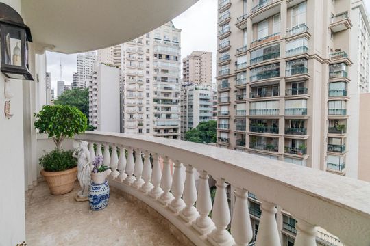Comprar apartamento mobiliado com 2 quartos, varanda e jardim. Aceitam-se animais. — Varanda
