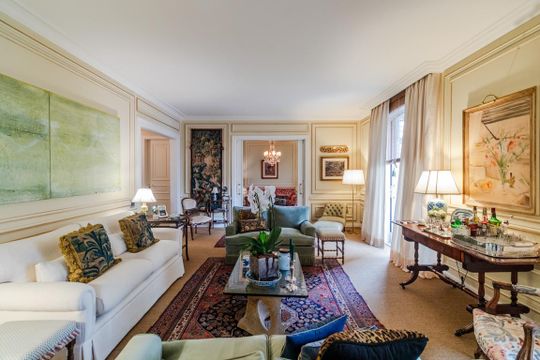 Comprar apartamento mobiliado com 2 quartos, varanda e jardim. Aceitam-se animais. — Sala