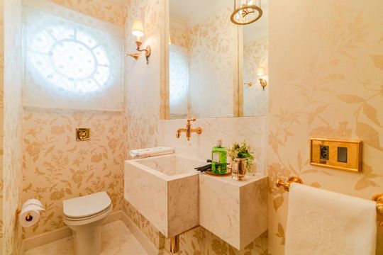 Comprar apartamento mobiliado com 2 quartos, varanda e jardim. Aceitam-se animais. — Lavabo