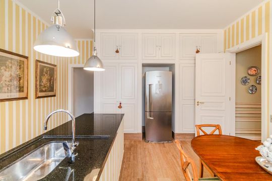 Comprar apartamento mobiliado com 2 quartos, varanda e jardim. Aceitam-se animais. — Cozinha
