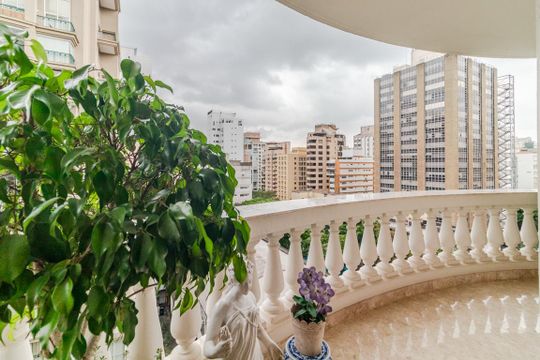 Comprar apartamento mobiliado com 2 quartos, varanda e jardim. Aceitam-se animais. — Varanda