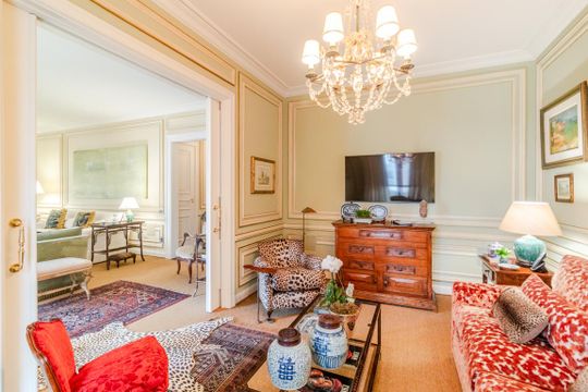Comprar apartamento mobiliado com 2 quartos, varanda e jardim. Aceitam-se animais. — Sala de TV