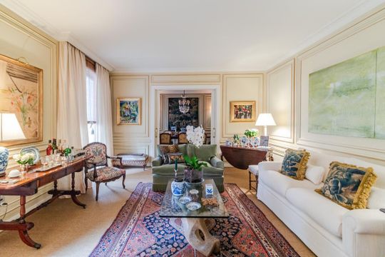 Comprar apartamento mobiliado com 2 quartos, varanda e jardim. Aceitam-se animais. — Sala