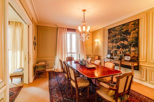 Comprar apartamento mobiliado com 2 quartos, varanda e jardim. Aceitam-se animais. — Sala de Jantar