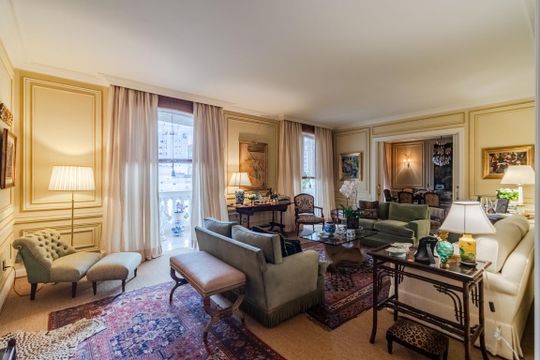 Comprar apartamento mobiliado com 2 quartos, varanda e jardim. Aceitam-se animais. — foto 1