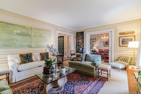 Comprar apartamento mobiliado com 2 quartos, varanda e jardim. Aceitam-se animais. — Sala