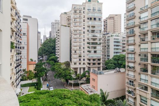Comprar apartamento mobiliado com 2 quartos, varanda e jardim. Aceitam-se animais. — Vista