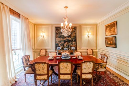 Comprar apartamento mobiliado com 2 quartos, varanda e jardim. Aceitam-se animais. — Sala de Jantar