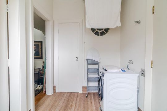 Comprar apartamento mobiliado com 2 quartos, varanda e jardim. Aceitam-se animais. — Área de Serviço