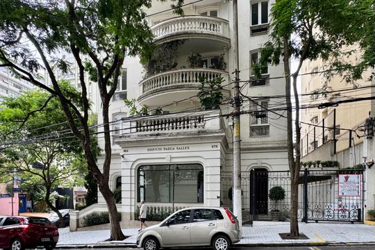 Comprar apartamento mobiliado com 2 quartos, varanda e jardim. Aceitam-se animais. — Fachada
