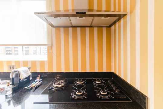Comprar apartamento mobiliado com 2 quartos, varanda e jardim. Aceitam-se animais. — Cozinha